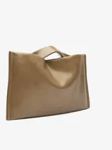Bolso tipo clutch de diseño rectangular y minimalista, con acabado brillante y textura craquelada. Cuenta con cierre magnético, bolsillo interior con cremallera, asa de mano integrada y correa larga regulable y extraíble.