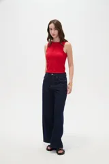Musculosa blanca de poliéster con cuello redondo a la base y diseño de bretel ancho.