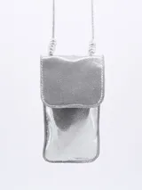 Morral pequeño de cuero negro con solapa frontal y correa larga ajustable tipo cordón.