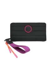 Billetera Trendy acolchada color beige con logo circular en el frente, cierre con cremallera y correa de mano extraíble color violeta con cordones decorativos.