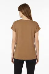 Remera de algodón color beige, de cuello redondo y manga corta con vuelta fija. Presenta un estampado frontal con la leyenda 'Fruit of The Soul' y un diseño de frutillas con un moño verde.