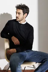 Sweater azul marino de lana merino, con cuello redondo y mangas largas. Tejido de punto liso. Corte clásico.