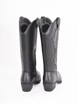 Bota de caña alta estilo texano color negro, con puntera fina y bordados decorativos en el empeine y la caña.