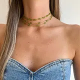 Gargantilla de tres hilos, dos de cuentas verdes y uno de alambre dorado.