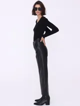 Pantalón ancho de cuero negro, de tiro alto y corte palazzo.