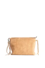 Bandolera de cuero con textura granulada, diseño rectangular y cierre superior. Incluye correa lateral desmontable y detalles de tiras de cuero en los extremos.