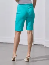 Bermuda color beige de gabardina elastizada, marca Zac & Rachel. Pretina ancha elastizada.