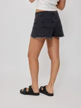 Short de jean azul con roturas y terminaciones desflecadas.