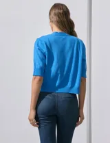 Bolero tejido color fucsia, marca Ninety, de manga corta con apliques de botones.