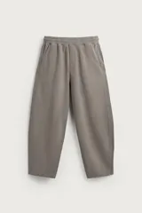 Pantalón jogger balloon fit de color gris con efecto lavado, confeccionado en tejido de algodón con interior afelpado. Cuenta con cintura elástica, bolsillos delanteros y detalle de bolsillo trasero.