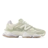 Championes New Balance modelo 9060, en color verde y beige, con detalles en blanco y suela chunky de diseño futurista.