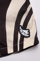 Short de baño con estampado abstracto en blanco y negro, con cintura elástica ajustable, dos bolsillos laterales y uno trasero con cierre, suspensor de malla fina hipoalergénico y protección UV 50.