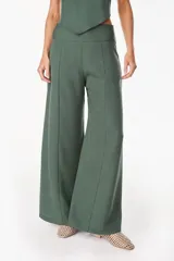 Pantalón de pernera ancha color verde militar, de tiro alto y diseño fluido.