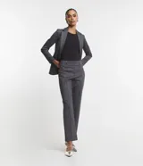 Pantalón de vestir de viscosa con estampado de cuadros, corte recto, cintura fija con cinturón incorporado con hebillas.