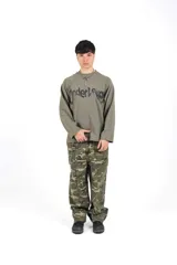 Crewneck de rústico piqué color verde militar con estampado en el frente y la espalda. Mangas ranglan.