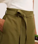 Short de sastrería modelo clochard marca Cortelle, color verde militar, con cintura alta, trabillas y cinturón lazo del mismo tejido.