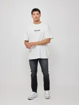Pantalón jean negro de corte slim fit y cintura media. Confeccionado en 83% algodón, 15% poliéster y 2% elastano.