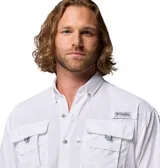 Camisa de manga corta Columbia modelo Bahama II S/S Shirt, color blanco, de corte relajado, con cuello abotonado, múltiples bolsillos en el pecho con solapa y presilla para soporte de caña de pescar.