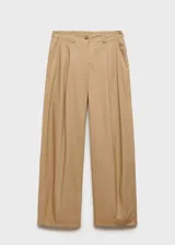 Pantalon wideleg color beige de tiro medio, con cierre de cremallera y botón, trabillas para cinturón y detalle de pinzas frontales.