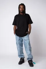 Pantalón cargo de jean con efecto lavado ácido en tono gris. Presenta bolsillos laterales tipo cargo, bolsillos frontales amplios y corte holgado.