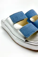 Sandalias plateadas con plataforma alta y dos tiras de denim celeste.