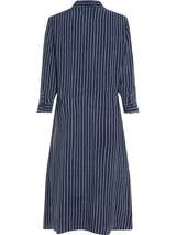 Vestido camisero midi azul marino con rayas verticales blancas, cuello camisero, cierre frontal con botones, mangas largas con puños abotonados y cinturón de lazo a juego.