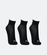 Pack de tres pares de medias deportivas Puma de caña corta, confeccionadas en tejido de algodón con textura. Incluye un par negro, uno blanco y uno gris, cada uno con el logo de la marca en el talón y el nombre en la parte superior.