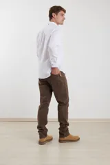 Pantalón de corte recto y estilo clásico, confeccionado en sarga de algodón con elastano. Cuenta con diseño de cinco bolsillos, cierre frontal con botón metálico y costuras reforzadas.