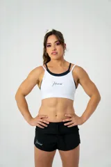 Short deportivo negro con cintura elástica ajustable con cordón, corte holgado y aberturas laterales.