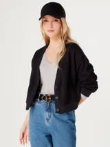 Remera marrón de manga larga con escote en V.