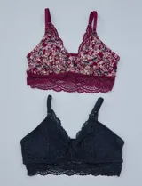 Pack de dos bralettes de encaje marca Jessica Simpson. Uno es de encaje negro y el otro es estampado floral con base borgoña y breteles fijos.