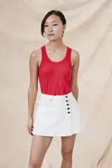 Musculosa roja de viscosa y elastano, corte ajustado.