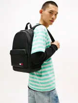 Mochila de diseño redondeado color negro, con compartimento principal amplio, bolsillo exterior con cierre y correas ajustables y acolchadas. Cuenta con parche distintivo de Tommy Jeans en la parte delantera.