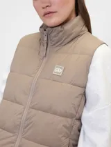 Chaleco puffer de la marca Gap, color azul marino, con cierre frontal, cuello alto y parche con logo de la marca en el pecho.