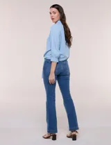 Camisa de lyocell color celeste, con cuello camisero, cierre frontal con botones y detalle de nudo en el ruedo. Presenta mangas tres cuartos abullonadas con puños elásticos.