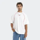Remera blanca de corte oversize con costuras decorativas en contraste de color rojo y logo bordado en el centro del pecho.
