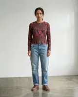 Remera de manga larga con cuello redondo, confeccionada en tela con estampa exclusiva de formas orgánicas en tonos vino, ciruela, verde, coral y fucsia.