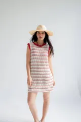 Vestido corto de playa tejido al crochet, color verde esmeralda con rayas horizontales caladas.