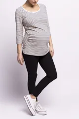 Pantalón negro de algodón y elastano, corte recto y tiro medio, diseñado para maternidad.