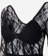 Vestido midi de encaje negro con mangas largas, escote en V estructurado y detalle de recorte tipo corset en el torso. La falda presenta un diseño con transparencia y caída fluida.