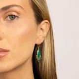 Aros colgantes de plata 925 bañada en oro 18k con una esmeralda ovalada y pequeñas esmeraldas colgantes.