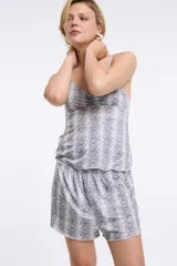 Musculosa de microfibra con estampado animal print tipo cebra en tonos marrón y tostado, con tirantes finos regulables, escote en V con delicado detalle de encaje y frunce en el centro del busto.