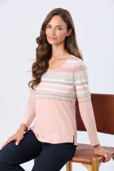 Remera de manga larga con escote redondo, confeccionada en tejido de algodón con diseño de rayas horizontales en tonos beige, azul y rosado en la parte superior.