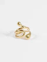 Anillo de acero quirúrgico con diseño de líneas curvas y orgánicas, acabado brillante.