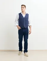 Chaleco azul marino con cierre de botones, bolsillos frontales y corte clásico.