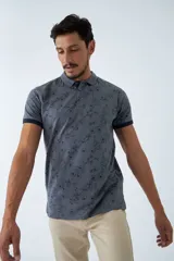Remera cuello polo de algodón con estampado floral, manga corta con terminaciones a contratono y cierre frontal con botones.