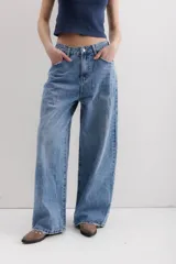 Pantalón de jean celeste de corte ancho.