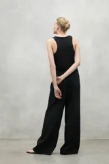 Musculosa blanca de lino con cuello redondo y sisas amplias.