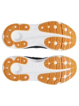 Championes Under Armour modelo Infinite MVMNT, color negro con entresuela blanca y suela de goma color caramelo. Presentan un diseño de materiales mixtos en el empeine, lengüeta de Ariaprene y tecnología de amortiguación UA HOVR+ para mayor retorno de energía.