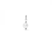 Dije charm plateado con una perla blanca colgante.